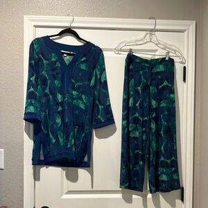 Chico’s Traveler’s No Wrinkle Blue and Green Patterned Top and Cropped Pants Set